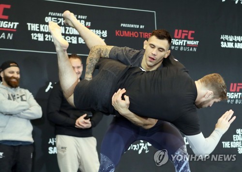 훈련하는 UFC 알렉산더 라키치(부산=연합뉴스) 조정호 기자 = 18일 부산시청 1층 로비에서 열린 종합격투기 UFC 사전 이벤트에서 알렉산더 라키치 선수가 훈련 모습을 공개하고 있다. 부산에서 처음 열리는 UFC 경기는 21일부터 시작된다. 2019.12.18 ccho@yna.co.kr