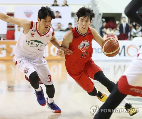 돌파하는 현대모비스 서명진(울산=연합뉴스) 김용태 기자 = 18일 울산 동천체육관에서 열린 프로농구 울산 현대모비스와 고양 오리온의 경기에서 현대모비스 서명진이 오리온 임종일의 수비를 피해 드리블 돌파하고 있다. 2019.12.18 yongtae@yna.co.kr