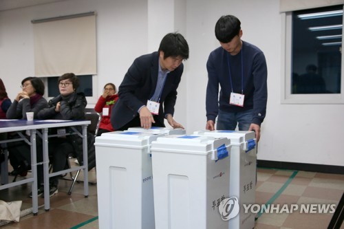 모이는 포항시의원 주민소환 투표함(포항=연합뉴스) 손대성 기자 = 18일 경북 포항시 남구 대잠동 포항시남구선거관리위원회에서 포항시의원 주민소환투표가 끝남에 따라 선관위 관계자가 투표함을 한 곳에 모으고 있다. 2019.12.18 sds123@yna.co.kr