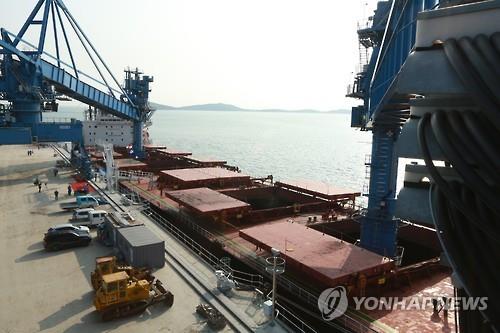 신보령화력 부두에 정박 중인 유연탄 운반선[연합뉴스 자료사진]