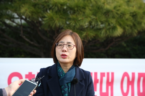 투쟁 의지 밝힌 주민(포항=연합뉴스) 손대성 기자 = 19일 경북 포항시청 앞 광장에서 '오천SRF반대 어머니회' 양은향 사무국장이 시의원 주민소환 투표 부결에도 포항시생활폐기물에너지화시설 가동 중단을 위해 싸우겠다는 뜻을 밝히고 있다. 2019.12.19