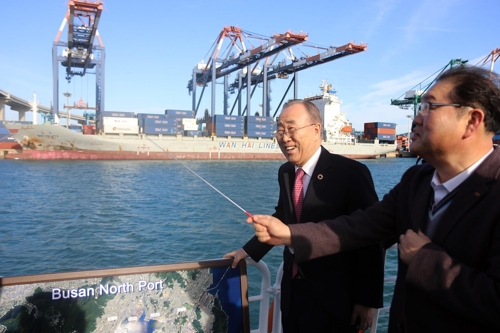 부산 북항 둘러보는 반기문 국가기후환경회의 위원장[부산항만공사 제공. 재판 및 DB금지]