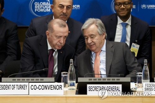 이달 17일 제네바에서 만난 구테흐스 유엔사무총장(오른쪽)과 에르도안 터키 대통령    [AP=연합뉴스]
