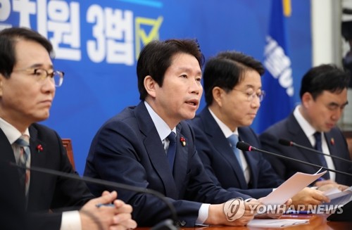 발언하는 민주당 이인영 원내대표(서울=연합뉴스) 안정원 기자 = 더불어민주당 이인영 원내대표가 19일 오전 서울 여의도 국회에서 열린 정책조정회의에서 발언하고 있다. 2019.12.19 jeong@yna.co.kr