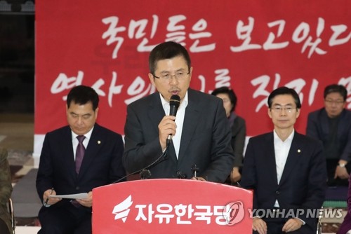 발언하는 자유한국당 황교안 대표(서울=연합뉴스) 안정원 기자 = 자유한국당 황교안 대표가 19일 오전 서울 여의도 국회 로텐더홀에서 열린 최고위원회의에서 발언하고 있다. jeong@yna.co.kr