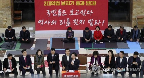 최고위 발언하는 조경태(서울=연합뉴스) 안정원 기자 = 자유한국당 조경태 최고위원이 19일 오전 서울 여의도 국회 로텐더홀에서 열린 최고위원회의에서 발언하고 있다. 2019.12.19 jeong@yna.co.kr