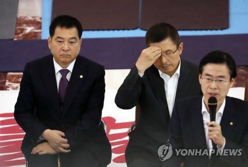 생각에 잠긴 황교안 대표(서울=연합뉴스) 안정원 기자 = 자유한국당 황교안 대표가 19일 오전 서울 여의도 국회 로텐더홀에서 열린 최고위원회의에서 생각에 잠겨 있다. 2019.12.19 jeong@yna.co.kr