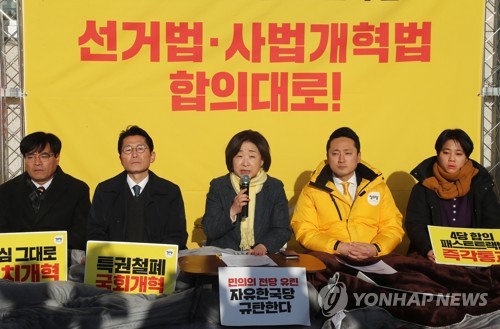 정의당 상무위원회(서울=연합뉴스) 이정훈 기자 = 정의당 심상정 대표가 19일 오전 서울 여의도 국회 본청 앞 농성장에서 열린 상무위원회에서 발언하고 있다. uwg806@yna.co.kr