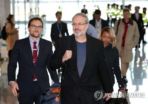 방위비협상 미국측 수석대표 드하트 출국(영종도=연합뉴스) 박동주 기자 = 한미 방위비분담특별협정(SMA) 협상의 미국 수석대표인 제임스 드하트 국무부 선임보좌관이 19일 오전 인천국제공항을 통해 출국하고 있다. 2019.12.19 pdj6635@yna.co.kr