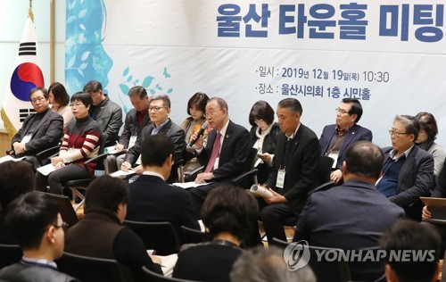 미세먼지 문제 해결을 위한 울산 타운홀 미팅(울산=연합뉴스) 김용태 기자 = 19일 오전 울산시청 시민홀에서 열린 미세먼지 문제 해결을 위한 국가기후환경회의 타운홀 미팅에서 반기문 위원장이 발언하고 있다. 2019.12.19 yongtae@yna.co.kr