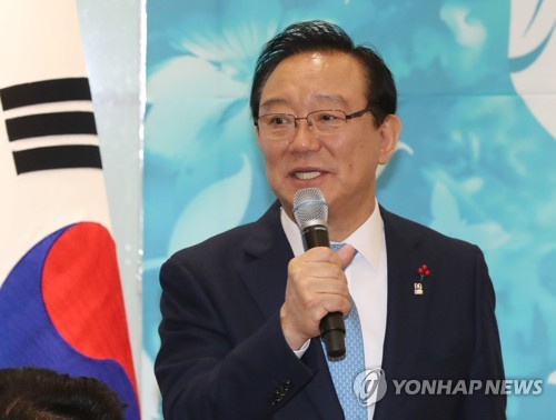 발언하는 송철호 울산시장(울산=연합뉴스) 김용태 기자 = 송철호 울산시장이 19일 오전 울산시청 시민홀에서 열린 미세먼지 문제 해결을 위한 국가기후환경회의 타운홀 미팅에서 발언하고 있다. 2019.12.19 yongtae@yna.co.kr