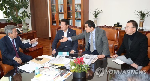 국회 출입제한 항의하는 한국당 원내 부대표단(서울=연합뉴스) 안정원 기자 = 자유한국당 박대출 의원 등 원내부대표단이 19일 오후 서울 여의도 국회 사무총장실을 방문, 유인태 사무총장(온쪽)에게 국회 출입제한에 대해 항의하고 있다. 2019.12.19 jeong@yna.co.kr