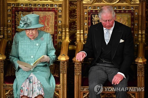 '여왕 연설' 중인 엘리자베스 2세 여왕과 찰스 왕세자 [AFP=연합뉴스]