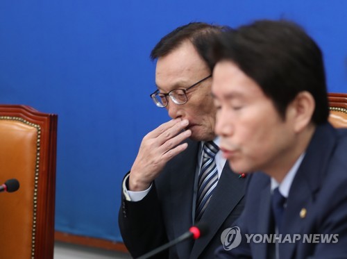 생각에 잠긴 민주당 이해찬 대표(서울=연합뉴스) 안정원 기자 = 더불어민주당 이해찬 대표가 18일 오후 서울 여의도 국회에서 열린 최고위원회의에서 잠시 생각에 잠겨 있다. 2019.12.18 jeong@yna.co.kr