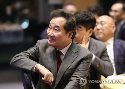 기자간담회 참석한 이낙연 국무총리(세종=연합뉴스) 김주형 기자 = 이낙연 국무총리가 지난 19일 오후 세종공관에서 열린 기자간담회에서 영상을 시청하고 있다. 2019.12.20 kjhpress@yna.co.kr