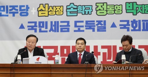 발언하는 한국당 김재원 정책위의장(서울=연합뉴스) 안정원 기자 = 자유한국당 김재원 정책위의장이 20일 서울 여의도 국회에서 열린 원내대책회의에서 발언을 하고 있다. 2019.12.20 jeong@yna.co.kr