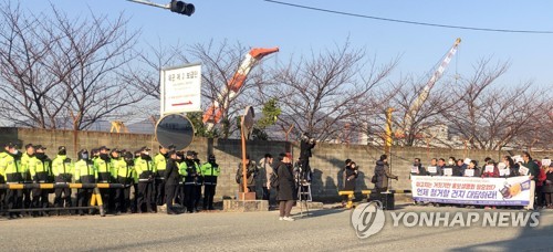긴장감 고조되는 부산항 미8부두(부산=연합뉴스) 20일 세균무기 실험 의혹을 받는 주한미군이 운영하는 부산 8부두 주변에 경찰이 배치되고 시민단체가 기자회견을 하고 있다. 시민단체는 실제 주한미군이 올해 1월 탄저균보다 10만배 이상 독성이 강하다는 보툴리눔과 포도상구균 등을 8부두에 몰래 반입해 실험해놓고도 이날 졸속으로 면피용 현장 설명회를 여는 것을 반대한다고 주장했다. 이날 진행되는 현장 설명회에는 청와대와 국방부, 외교부, 산업통상자원부 등 정부 부처 7곳 관계자를 비롯해 민간에서는 언론, 주민대표 등이 참석한다. 2019.12.20 [부산경찰청 제공. 재판매 및 DB 금지] wink@yna.co.kr
