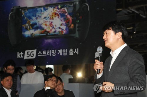 인사말 하는 박현진 KT 5G사업본부장(서울=연합뉴스) 이정훈 기자 =  KT 5G사업본부장 박현진 상무가 20일 오전 서울 성동구 카페봇에서 열린 KT '5G 스트리밍 게임 서비스' 공개 행사에서 인사말을 하고 있다. 2019.12.20 uwg806@yna.co.kr