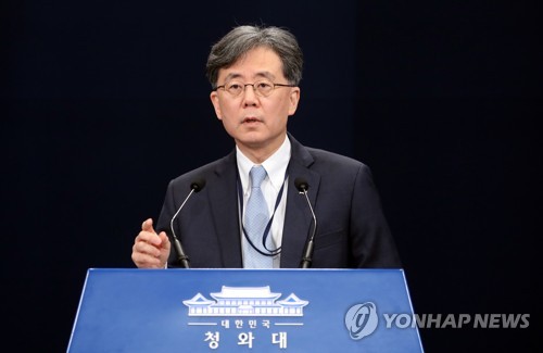 김현종 차장, 한일중 정상회담 브리핑(서울=연합뉴스) 한상균 기자 = 김현종 국가안보실 2차장이 20일 청와대에서 한·일·중 정상회담 관련 브리핑을 하고 있다. xyz@yna.co.kr