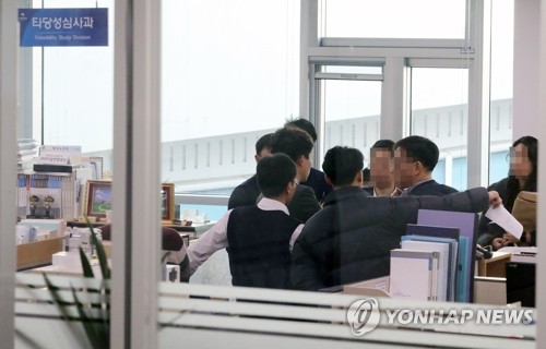 검찰, 기획재정부 타당성심사과 압수수색(세종=연합뉴스) 김주형 기자 = 20일 오전 정부세종청사 내 기획재정부 재정관리국 타당성심사과에서 검사와 수사관들이 정부의 예비타당성 조사 관련 업무 자료와 PC 하드디스크 등을 확보하고 있다. 2019.12.20 kjhpress@yna.co.kr