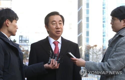 답변하는 김성태 의원(서울=연합뉴스) 정하종 기자 = 딸을 부정 채용하는 방식으로 KT에서 뇌물을 받은 혐의로 재판에 넘겨진 자유한국당 김성태 의원이 20일 오후 서울 양천구 서울남부지법에서 열리는 결심 공판에 출석하며 취재진 질문에 답하고 있다. 2019.12.20 chc@yna.co.kr