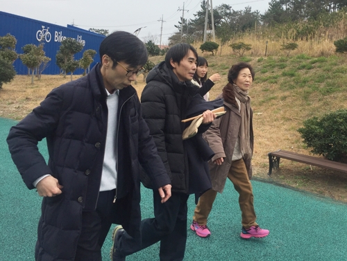 이세돌 마지막 대국 현장 찾은 가족들(신안=연합뉴스) 최인영 기자 = 이세돌 9단의 은퇴 대국인 '바디프렌드 브레인마사지배 이세돌 vs 한돌' 은퇴 대국 제3국을 보기 위해 21일 전남 신안군 엘도라도리조트를 찾은 가족들. 왼쪽부터 형 이상훈 9단과 이차돌씨, 어머니 박양례씨, 누나 이세나씨. abbie@yna.co.kr (끝)