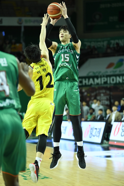 슛하는 DB 김종규.[KBL 제공]
