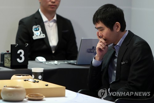 이세돌, AI와 '마지막 대국'(신안=연합뉴스) 정회성 기자 = 이세돌 9단이 21일 전남 신안군 엘도라도리조트에서 열린 '바디프렌드 브레인마사지배 이세돌 vs 한돌' 은퇴 대국 제3국을 펼치고 있다. 2국에서 패한 이세돌 9단은 한돌의 우위를 인정해 2점을 먼저 깔고 시작하는 접바둑으로 3국을 진행한다.
    한국 바둑 간판으로 활동한 이세돌 9단은 NHN이 2017년 12월 선보인 바둑 인공지능(AI) 프로그램인 한돌과의 대국을 끝으로 24년 4개월간의 현역 프로 기사 생활을 마치고 은퇴한다. 2019.12.21 hs@yna.co.kr