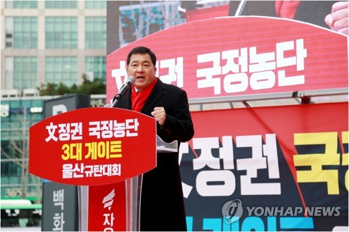 심재철 원내대표, 선거농단 규탄(울산=연합뉴스) 21일 울산 롯데백화점 앞에서 자유한국당 주관으로 '문(文)정권 국정농단 3대 게이트 규탄대회'가 열린 가운데 심재철 원내대표가 발언하고 있다.  2019.12.21 [자유한국당 울산시당 제공.재판매 및 DB 금지] young@yna.co.kr