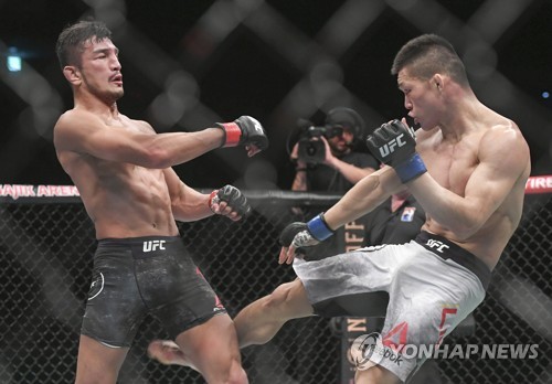 니킥 공격하는 류핑위안(부산=연합뉴스) 강덕철 기자 = 21일 오후 서울 사직실내체육관에서 열린 'UFC Fight Night 부산' 메인카드 밴텀급 경기에서 류핑위안(오른쪽)이 강경호에게 로우킥 공격을 하고 있다. 2019.12.21 kangdcc@yna.co.kr