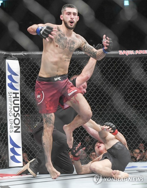 TKO패 당하는 최두호(부산=연합뉴스) 강덕철 기자 = 21일 오후 부산 사직실내체육관에서 열린 'UFC 파이트 나이트 부산' 메인 카드 페더급 경기. 최두호가 찰스 조르댕에게 TKO 패를 당하고 있다. 2019.12.21 kangdcc@yna.co.kr