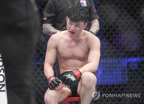 아쉬워하는 최두호(부산=연합뉴스) 강덕철 기자 = 21일 오후 부산 사직실내체육관에서 열린 'UFC 파이트 나이트 부산' 메인 카드 페더급 경기. 최두호가 찰스 조르댕에게 TKO 패 당한 후 아쉬워하고 있다. 2019.12.21 kangdcc@yna.co.kr