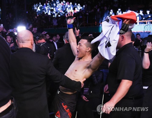 환호하는 정찬성(부산=연합뉴스) 강덕철 기자 = 21일 부산 사직실내체육관에서 열린 'UFC 파이트 나이트 부산' 메인카드 페더급 경기에서 정찬성이 에드가에게 TKO 승리를 거둔 뒤 팬들 앞에서 환호하고 있다. 2019.12.21 kangdcc@yna.co.kr