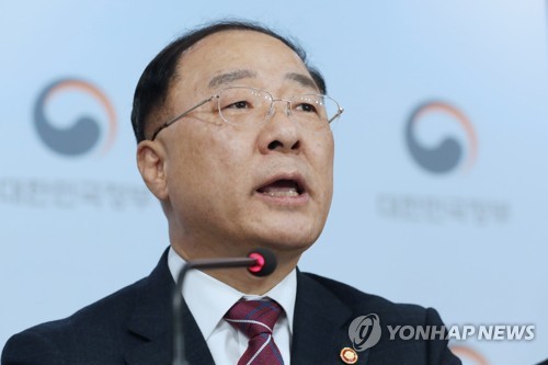 내년 경제정책 방향 브리핑하는 홍남기 부총리(서울=연합뉴스) 김주성 기자 = 홍남기 부총리 겸 기획재정부 장관이 19일 오후 서울 세종로 정부서울청사에서 열린 관계부처 합동브리핑에서 2020년 경제정책 방향에 대해 브리핑하고 있다. 2019.12.19 utzza@yna.co.kr