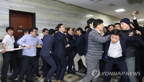 민주당, 국회 의안과 진입시도더불어민주당 당직자와 국회 관계자들이 4월 26일 새벽 여야4당의 수사권조정법안을 제출하기 위해 자유한국당 당직자들이 점거하는 국회 의안과 진입을 시도하면서 몸싸움을 벌이고 있다. [연합뉴스 자료사진]