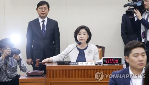 선거제 개혁안 패스트트랙 지정4월 29일 국회 정무위원회에서 열린 정치개혁특별위원회 회의에서 심상정 위원장이 선거제 개혁안의 패스트트랙 지정을 알리는 의사봉을 두드리고 있다. [연합뉴스 자료사진]
