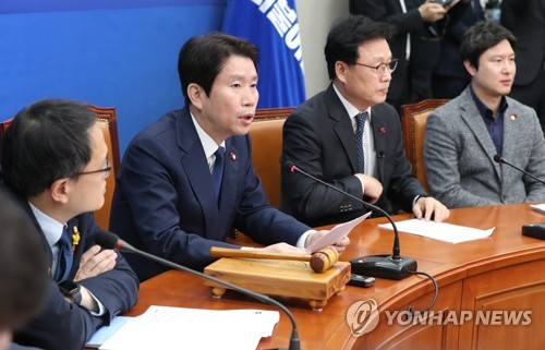 발언하는 민주당 이인영 원내대표(서울=연합뉴스) 안정원 기자 = 더불어민주당 이인영 원내대표가 23일 오전 서울 여의도 국회에서 열린 최고위원회의에서 발언하고 있다. jeong@yna.co.kr