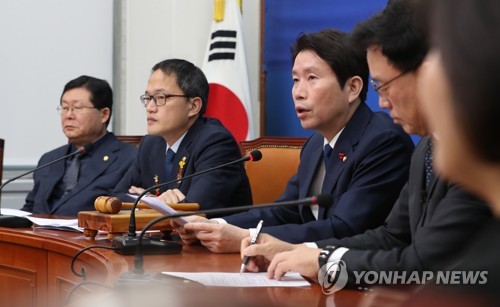 발언하는 민주당 이인영 원내대표(서울=연합뉴스) 안정원 기자 = 더불어민주당 이인영 원내대표가 23일 오전 서울 여의도 국회에서 열린 최고위원회의에서 발언하고 있다. 2019.12.23 jeong@yna.co.kr