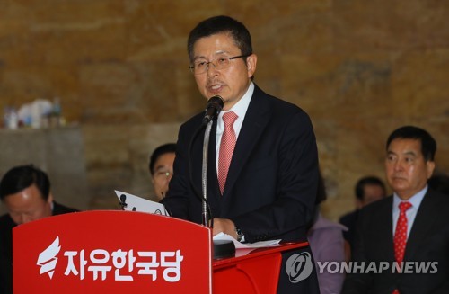 발언하는 황교안(서울=연합뉴스) 진성철 기자 = 자유한국당 황교안 대표가 23일 국회 로텐더홀에서 열린 최고위원회의에서 발언하고 있다. 2019.12.23 zjin@yna.co.kr