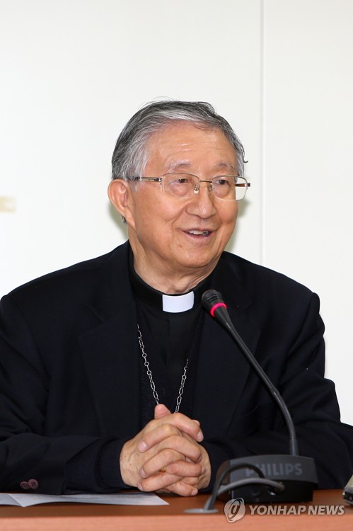 발언하는 김희중 대주교(광주=연합뉴스) 장아름 기자 = 천주교 광주대교구 김희중 대주교가 23일 오전 천주교 광주대교구청에서 성탄메시지를 전하고 있다. 2019.12.23 areum@yna.co.kr