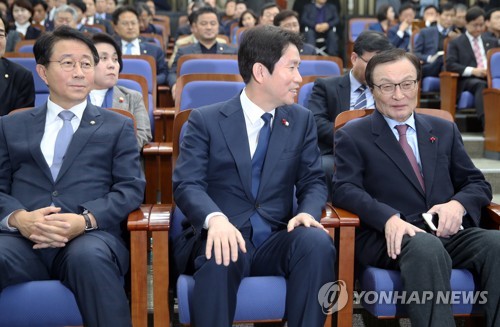 웃음 찾은 민주당 지도부(서울=연합뉴스) 안정원 기자 = 더불어민주당 이해찬 대표(오른쪽)와 이인영 원내대표(오른쪽 두번째)가 23일 여야 4+1 협의체 선거법 합의 이후 국회에서 열린 의원총회에 참석, 대화하고 있다. 2019.12.23 jeong@yna.co.kr