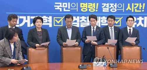 4+1합의문 발표(서울=연합뉴스) 더불어민주당 이인영 원내대표 등이 23일 국회 민주당 원내대표실에서 4+1 합의문을 발표하고 브리핑하고 있다. 2019.12.23 [연합뉴스TV 제공. 재판매 및 DB금지] jjaeck9@yna.co.kr