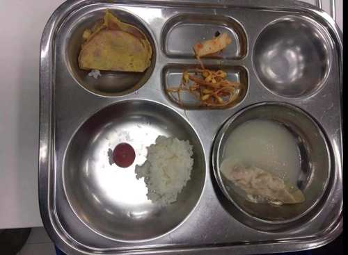 만두 하나, 김치·햄 한조각…상하이 한국학교 급식(상하이=연합뉴스) 차대운 특파원 = 지난 12일 한 상하이 한국학교 2학년 학생의 점심 급식 식판. 2019.12.24 [학부모 제공]
cha@yna.co.kr
(끝)