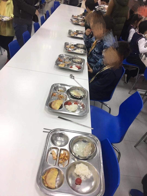 점심 식사하는 상하이 한국학교 학생들(상하이=연합뉴스) 차대운 특파원 = 지난 12일 상하이 한국학교에서 2학년 학생들이 점심을 먹고 있다. 일부 학무보들은 급식의 양과 질 모두 문제가 있다고 불만을 제기했다. 2019.12.24 [학부모 제공]
cha@yna.co.kr
(끝)