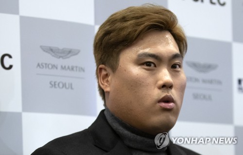 토론토 블루제이스와 입단 합의한 류현진류현진이 11월 14일 오후 인천국제공항을 통해 귀국하며 취재진과 인터뷰하고 있다. [연합뉴스 자료사진]