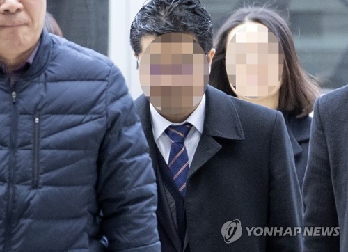 영장실질심사 출석하는 '인보사 의혹' 코오롱 임원[연합뉴스 자료사진]