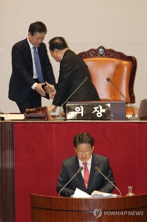 교대하는 문희상 국회의장(서울=연합뉴스) 안정원 기자 = 문희상 국회의장이 24일 오전 국회 본회의장에서 자유한국당 권성동 의원의 선거법개정안 반대 무제한 토론이 진행되는 동안 주승용 국회부의장과 교대하고 있다. jeong@yna.co.kr