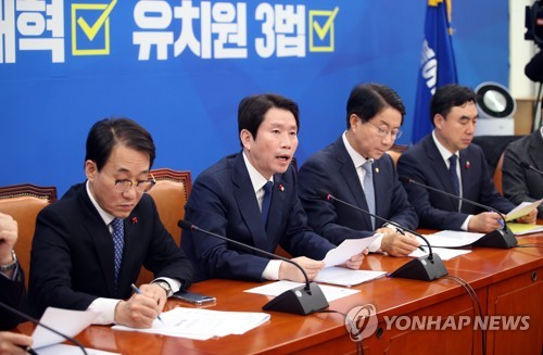 발언하는 이인영(서울=연합뉴스) 김인철 기자 = 더불어민주당 이인영 원내대표가 24일 오전 국회에서 열린 원내대책회의-상임위간사단 연석회의에서 발언하고 있다. 2019.12.24 yatoya@yna.co.kr