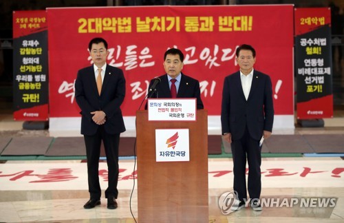 발언하는 심재철 원내대표(서울=연합뉴스) 김인철 기자 = 자유한국당 심재철 원내대표가 24일 오전 국회 로텐더홀에서 열린 기자회견에서 발언하고 있다. 2019.12.24 yatoya@yna.co.kr