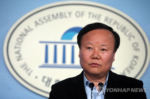 현안 관련 기자회견 하는 김재원 정책위의장(서울=연합뉴스) 김인철 기자 = 자유한국당 김재원 정책위의장이 24일 오전 국회 정론관에서 현안 관련 기자회견을 하고 있다. 2019.12.24 yatoya@yna.co.kr